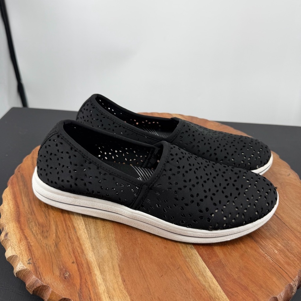 Clarks Cloudsteppers Breeze Emily slip-on shoe perforated design white sole sz 7